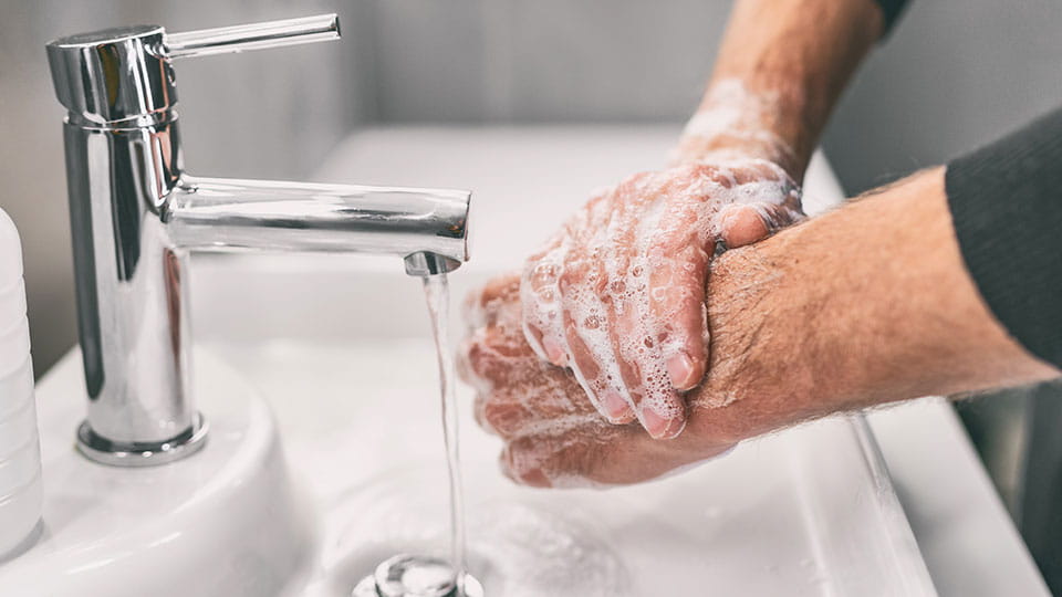 Hygiene Schulung Hände waschen Wasserhahn