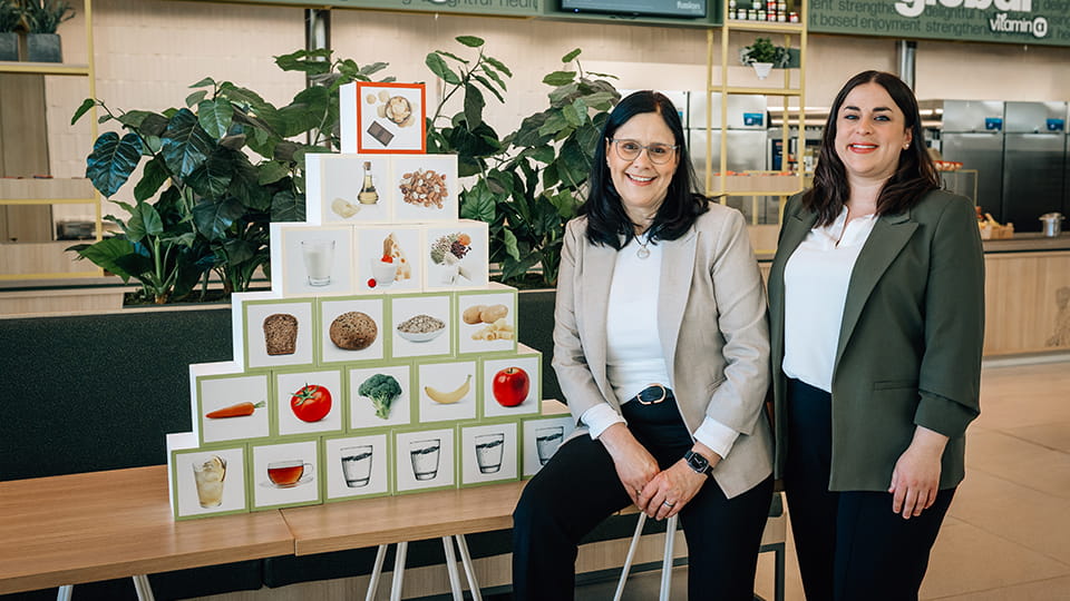 Kerstin-Riedel-und-Valerie-Pillitteri-vor-der-vegetarischen-Ernaehrungspyramide