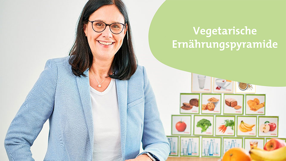 Kerstin-Riedel-vor-der-vegetarischen-Ernaehrungspyramide 