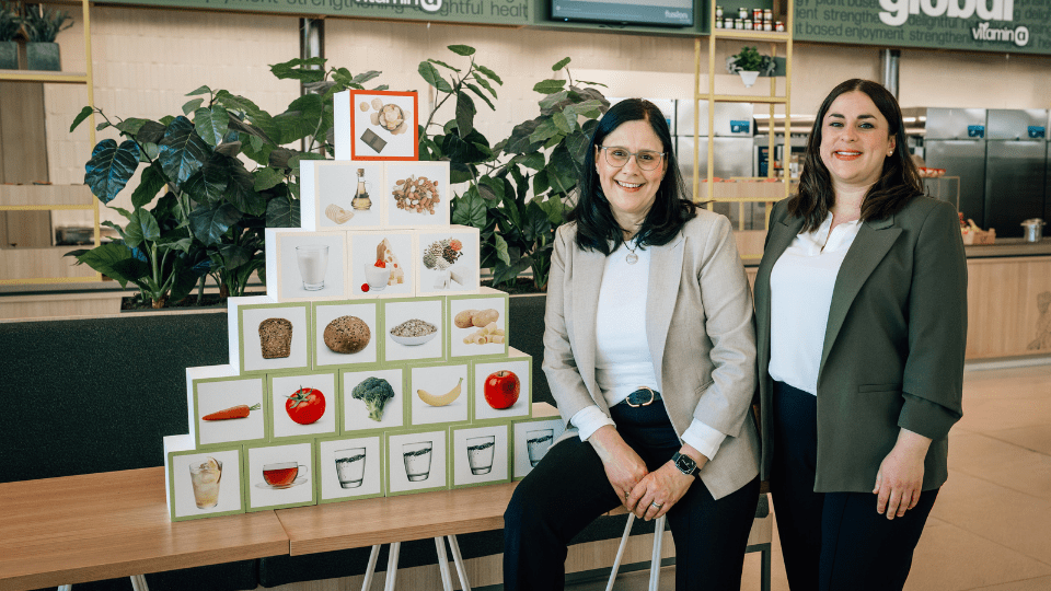 2 Frauen vor einer Ernährungspyramide