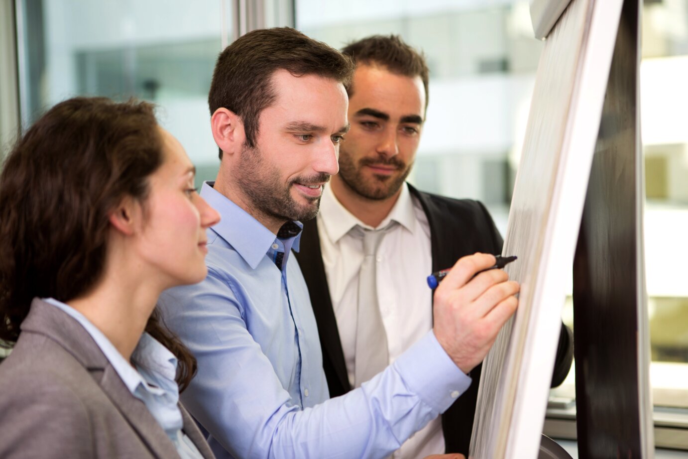 Businesspartner vor dem Flipchart