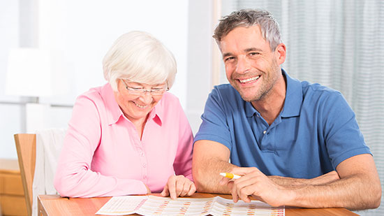 Seniorin und Pfleger Menü