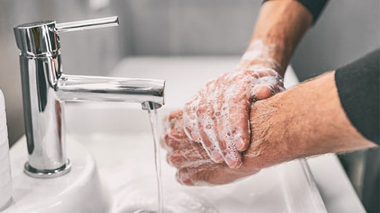 Hygiene Schulung Hände waschen Wasserhahn