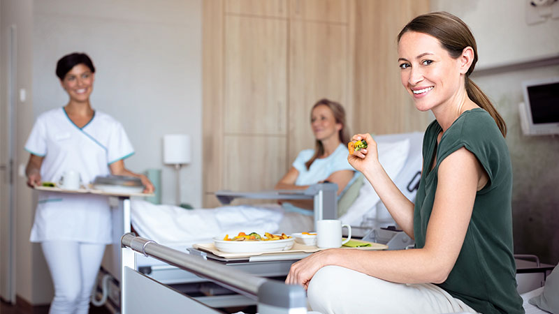 Kostformen Mahlzeiten Frauen Patientinnen Pflegerin Krankenhaus