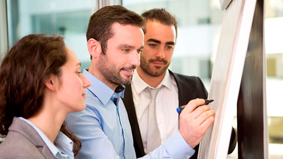 Mahlzeitendienste-effektiv-gestalten Mitarbeiter Meeting Whiteboard