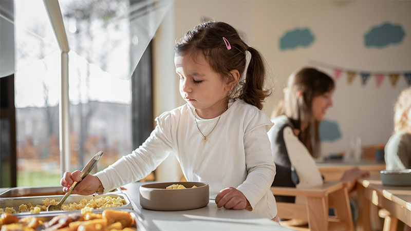Verpflegung von Kleinkindern Mädchen Buffet essen