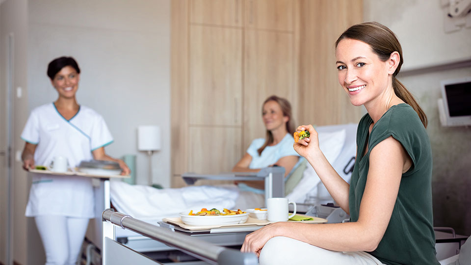 Kostformen Mahlzeiten Frauen Patientinnen Pflegerin Krankenhaus