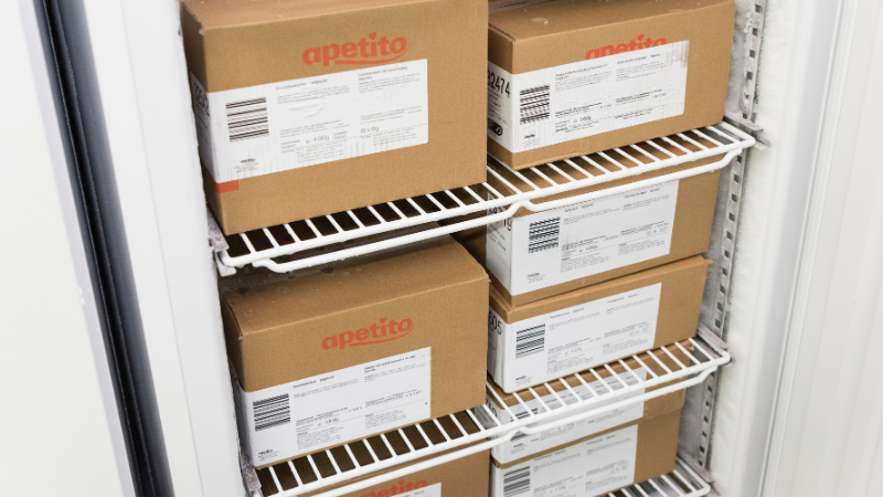 Kartons im Tiefkühlschrank