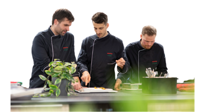 Köche bereiten Essen zu