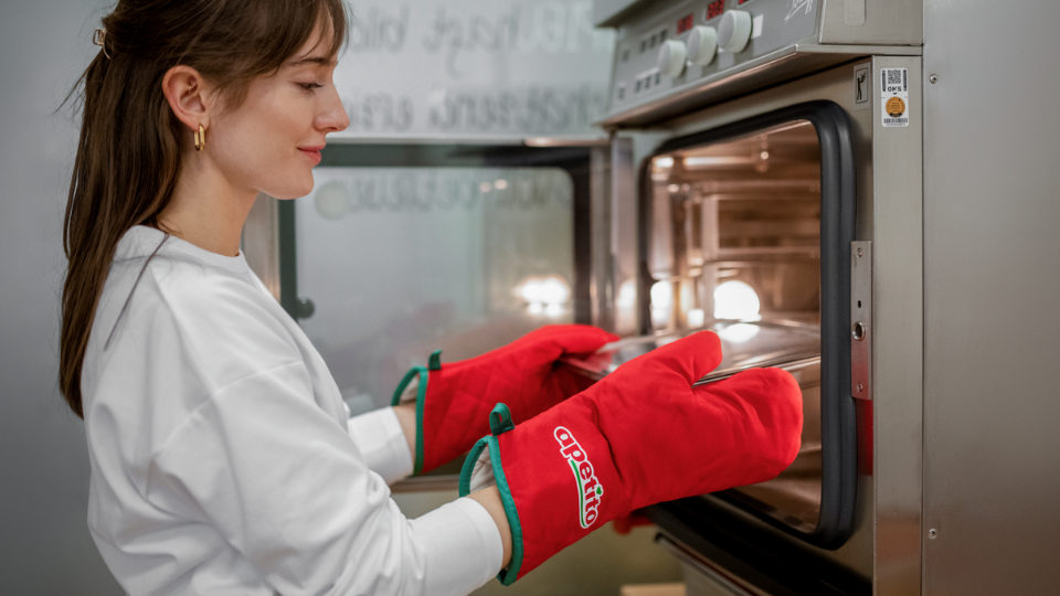 Gastronormbehälter wird ins Zubereitungsgerät geschoben