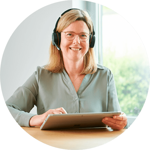 Ernaehrungsberaterin-Hanna-Urban-mit-Headset-und-Tablet