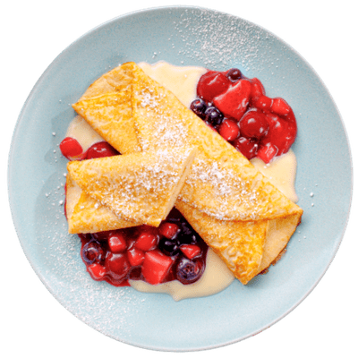 Pfannkuchen mit Vanillesauce und heißen Beeren