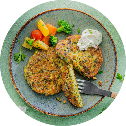 Kartoffel-Endivien-Puffer-mit-buntem-Gemuese-und-Dip