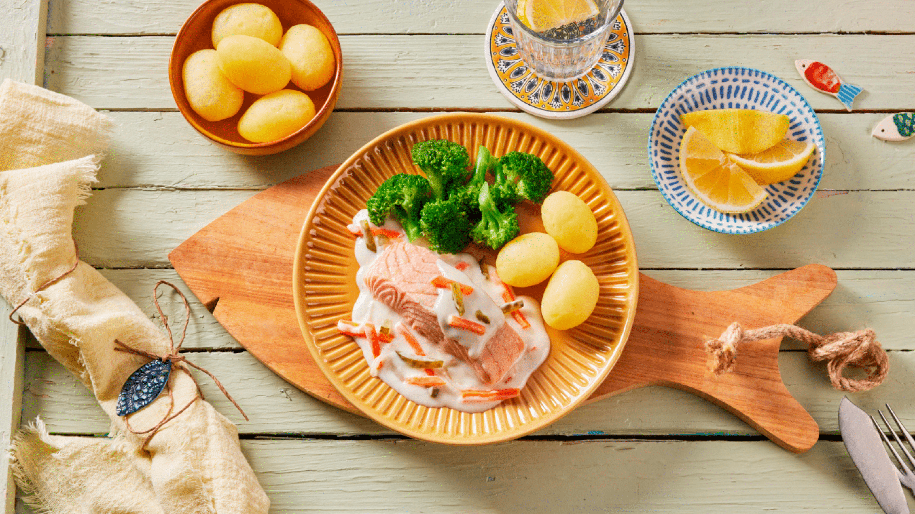 Menü mit Lachs, Kartoffeln und Brokkoli