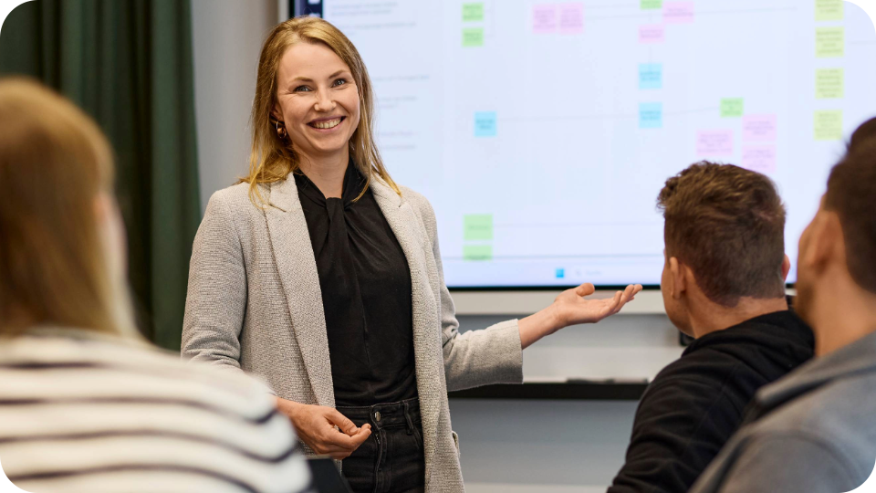 Mitarbeiterin hält eine Präsentation