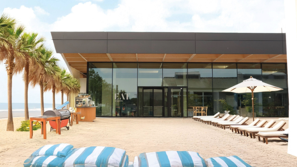 KI-generiertes Bild des Eingangs unseres Betriebsrestaurants EAT im Strandlook