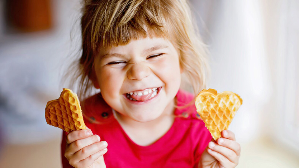 Maedchen-mit-Waffelherzen-in-jeder-Hand