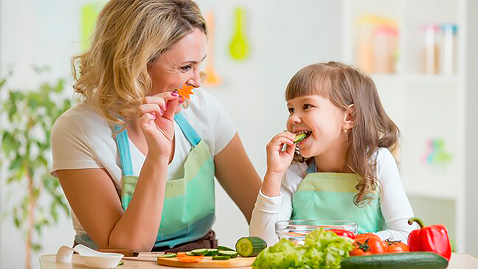 apetito-Magazin_Mutter und Tochter beim Gemüse essen