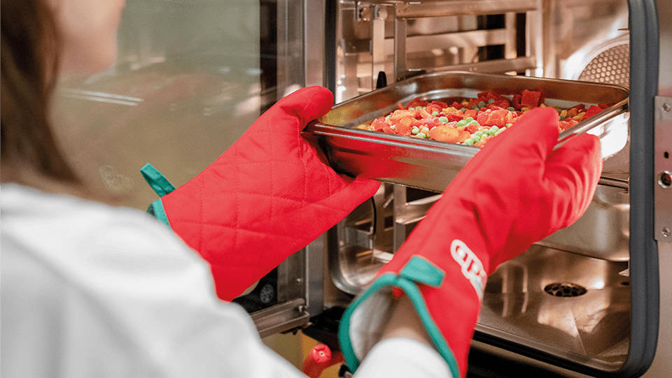 apetito-Magazin_Frau schiebt Gemüse in den Ofen 