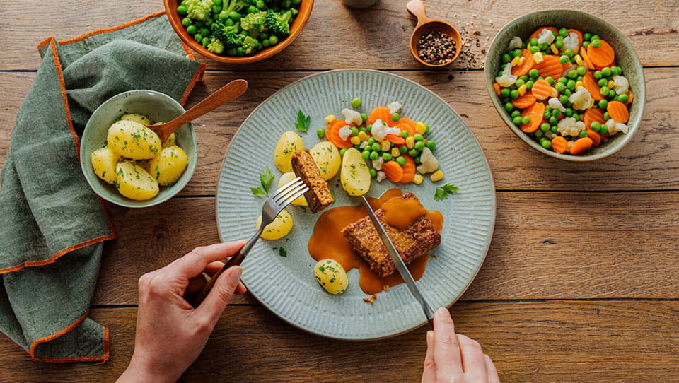 Pflanzlicher-Hackbraten-mit-Krauterkartoffeln-und-buntem-Gemuese