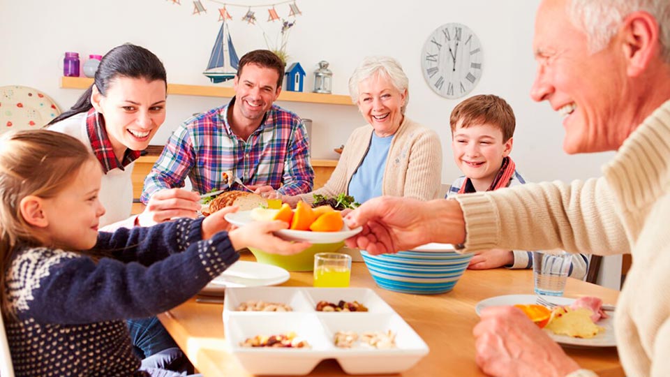 apetito-Magazin_Ernaehrungsverhalten-Kinder_Esstisch