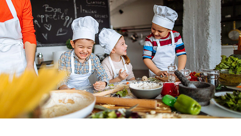 apetito-Magazin_Ernaehrungsverhalten-Kinder_Mithelfen-beim-Kochen