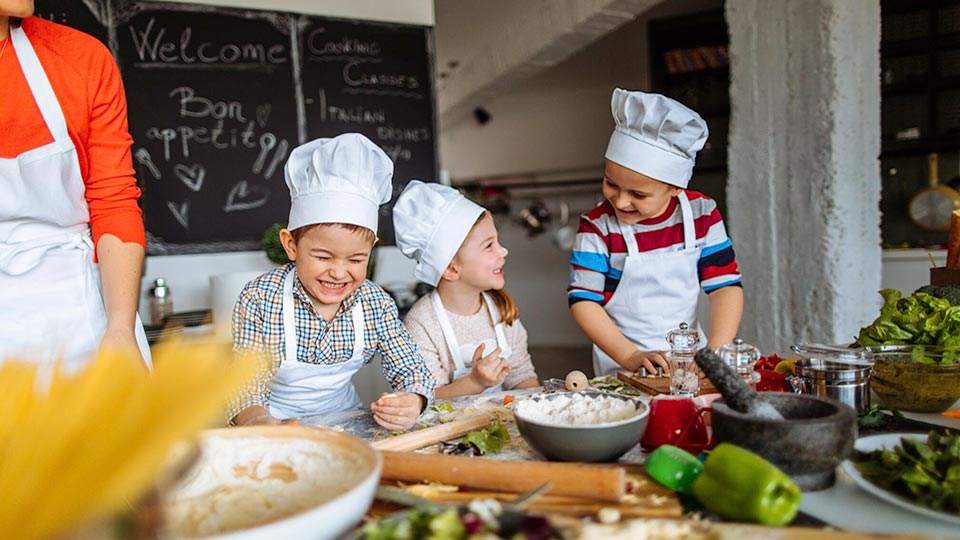 apetito-Magazin_Ernaehrungsverhalten-Kinder_Mithelfen-beim-Kochen