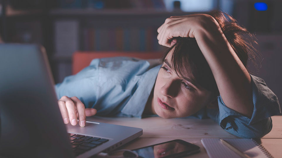apetito-Magazin_Muede-Frau-am-Schreibtisch