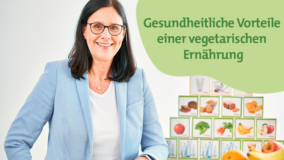 apetito-Ernaehrungsberaterin-Kerstin-Riedel-vor-der-vegetarischen-Ernaehrungspyramide