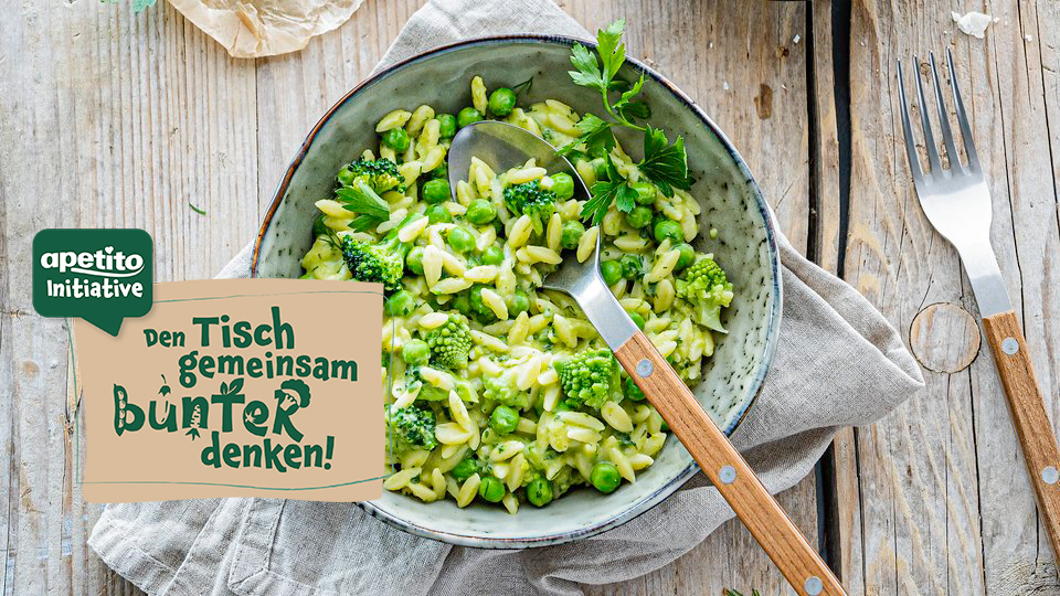 Pastasotto mit Initiativen-Logo Den Tisch gemeinsam bunter denken