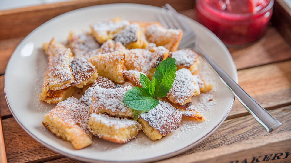 Kaiserschmarrn-mit-Puderzucker