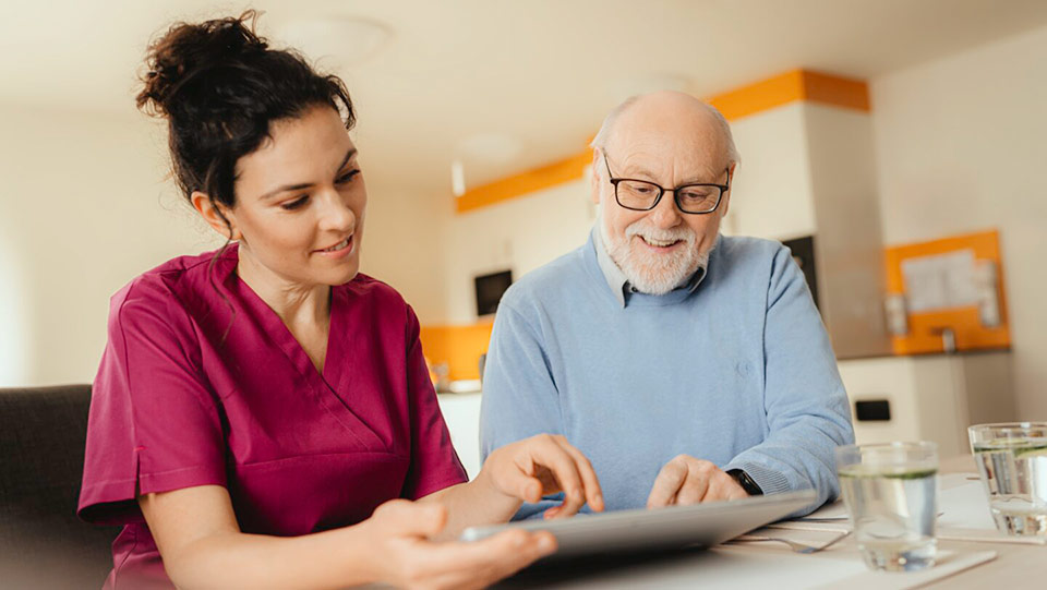 apetito-Magazin_Senior im Gespräch mit einer Pflegekraft