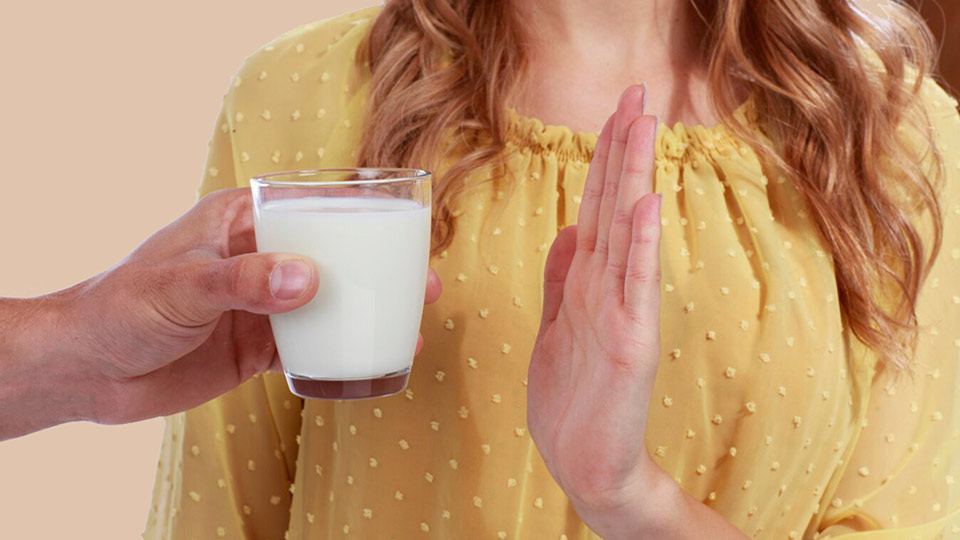 Person-mit-Kuhmilchallergie-lehnt-Glas-Milch-ab
