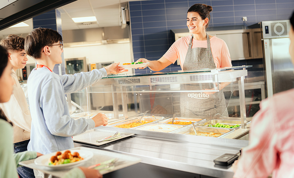 Essensausgabe in der Schule