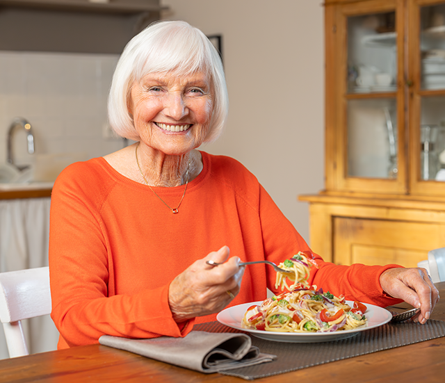 Seniorin am Essen