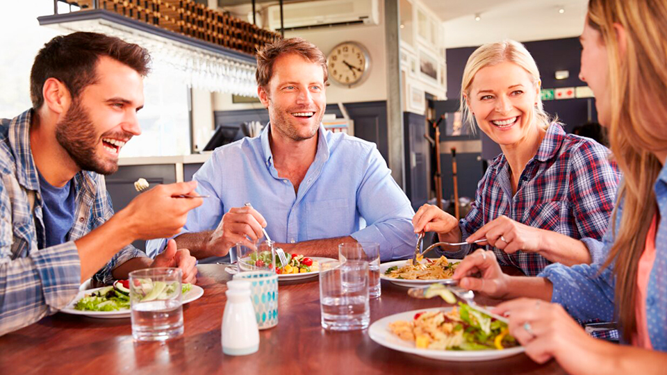 Zwei-Maenner-und-zwei-Frauen-beim-Mittagessen-in-einem-Restaurant
