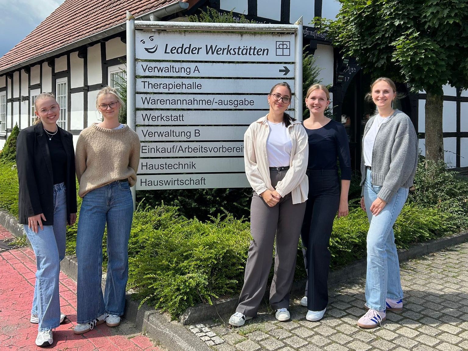 Hero-Praktikantinnen vor den Ledder Werkstaetten