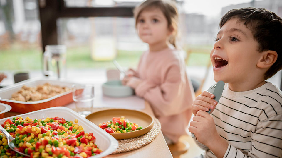 Kinder-am-Esstisch-Kita