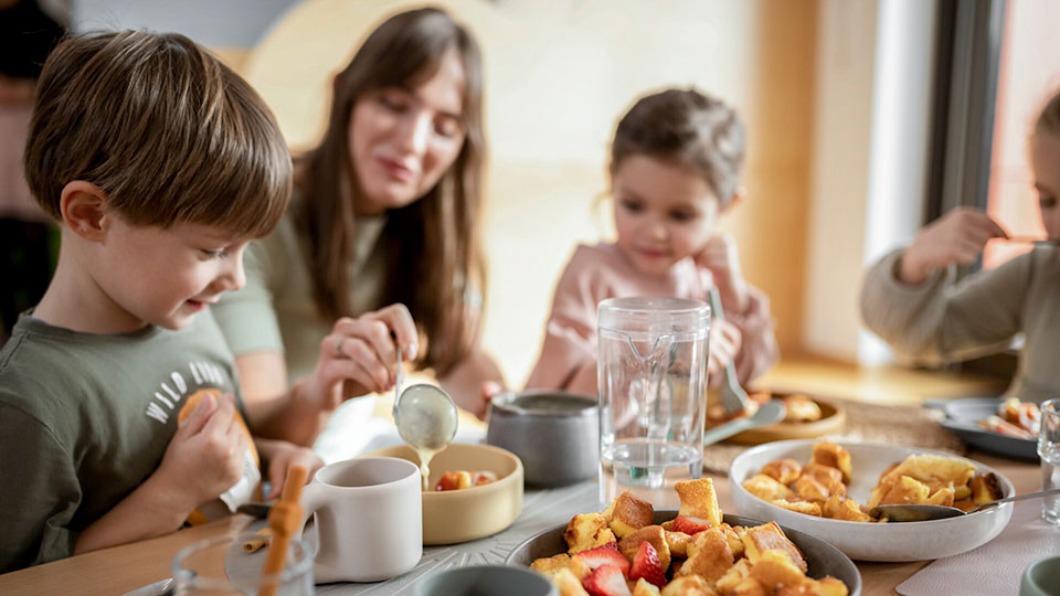 Kinder-am-Esstisch-Kita
