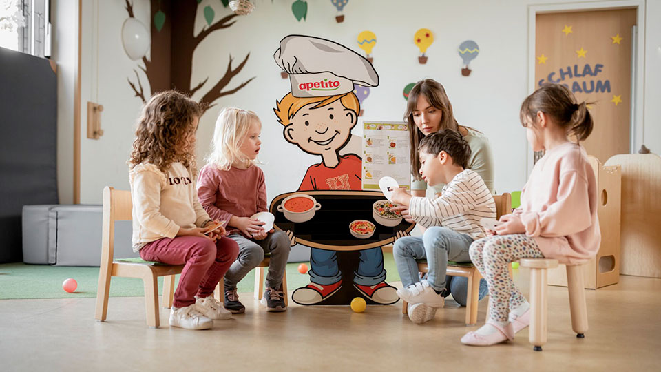 Kinder-mit-Harrys-Bilderspeiseplan