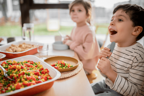 Am Tisch sitzende Kinder