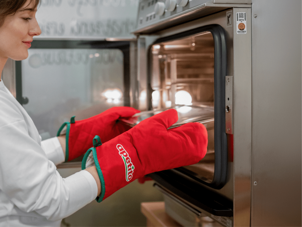 Essen wird in das Zubereitungsgerät geschoben