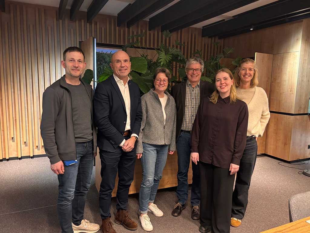 Gruppenfoto von Nachhaltigkeitsbeauftragten des Unternehmens apetito mit einem Auditor nach dem bestandenen ZNU‑Audit am Standort Rheine.