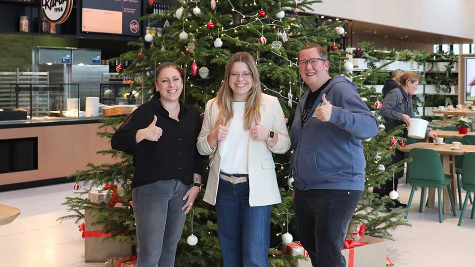 Die drei Gewinnerinnen des Giving Tuesday schauen freudig in die Kamera und halten einen Daumen hoch