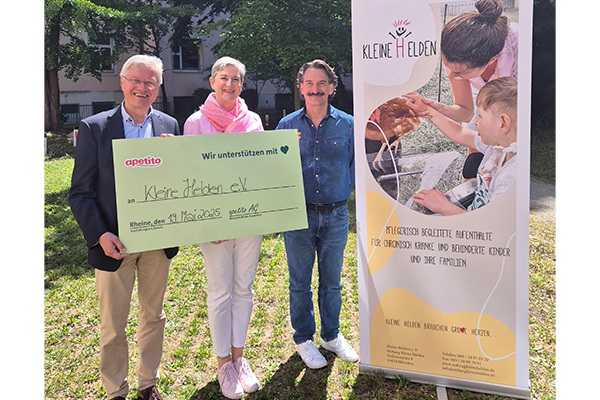 apetito Mitarbeiter übergeben den Spendencheck an eine Mitarbeiterin des Kleine Helden e.V.