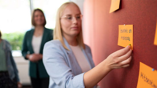 Mitarbeitende im Gespräch - Stakeholder- und Wesentlichkeitsanalyse