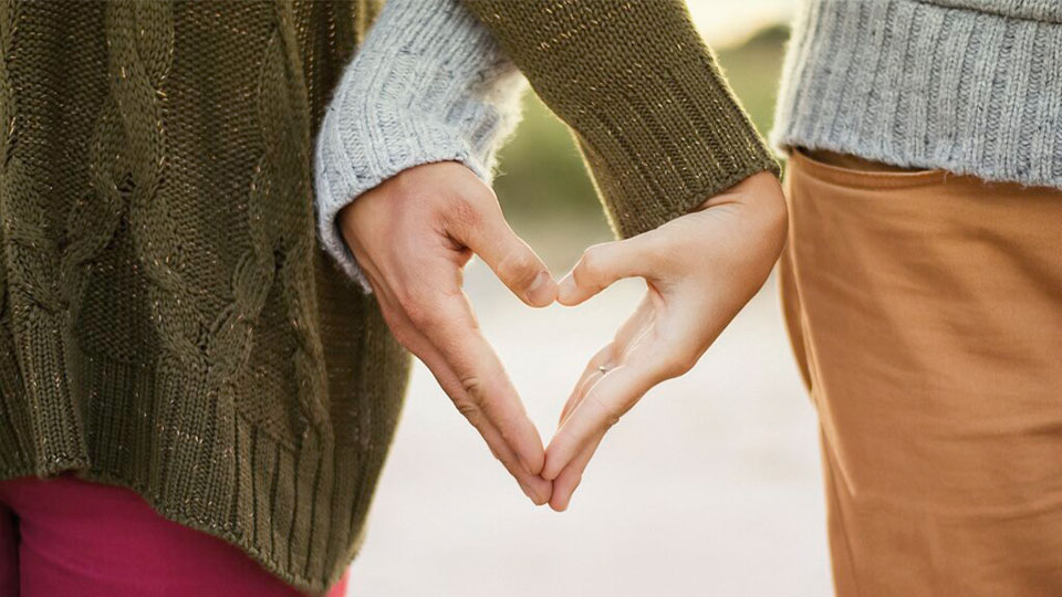 Menschenrechte: Zwei Personen formen Herz mit Händen