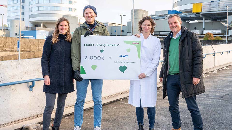 Giving Tuesday - Spendenübergabe UKM