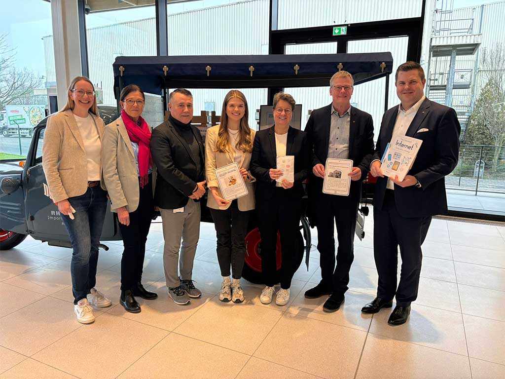 Gruppenfoto der Spendenübergabe: Dr. Jan-Peer Laabs (CEO apetito AG) sowie Peter Lüttmann (Bürgermeister Stadt Rheine) mit Vertreterinnen und Vertreter der apetito AG und der Stadt Rheine bei der Übergabe einer Spende von 35.000 Euro für das Projekt „Medien Minis“ in Rheine.