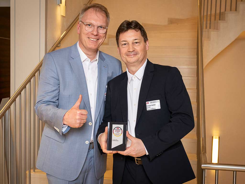Maik Quibeldey und Rüdiger Tay-Pfeiffer von apetito halten den Life & Living Award stolz in den Händen.
